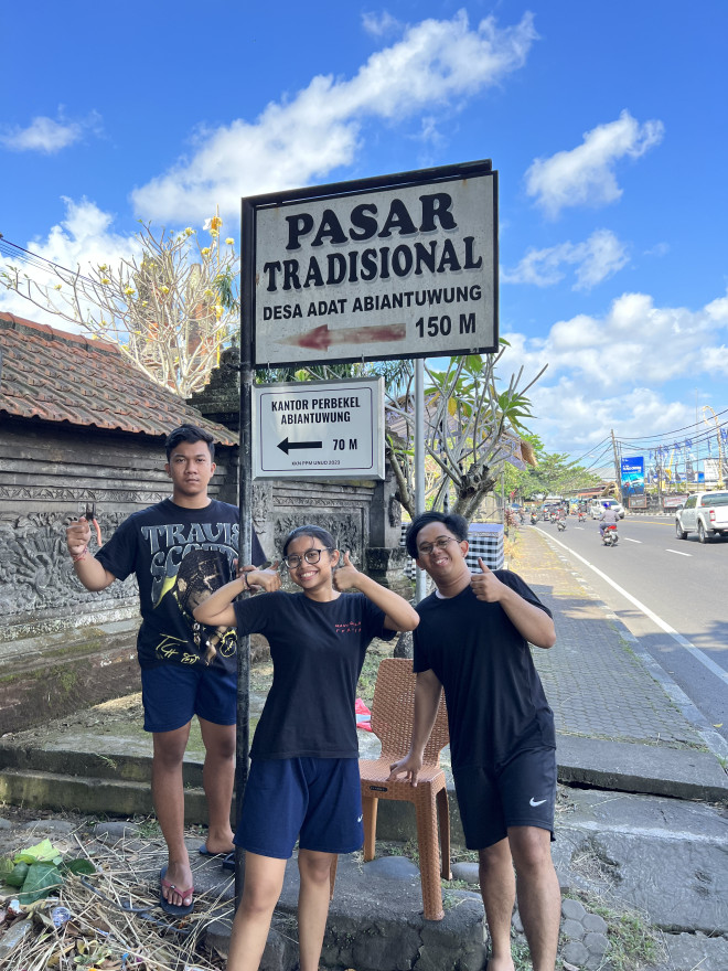 Pemasangan Papan Petunjuk Arah Kantor Desa Abiantuwung di Jalan A. Yani VI Oleh Mahasiswa KKN PPM Universitas Udayana
