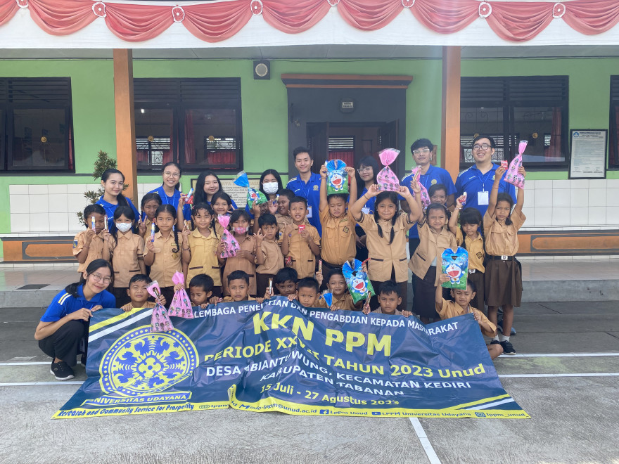 Kegiatan Pembelajaran Materi English Professions Explorer di SD Negeri 1 Abiantuwung Oleh Mahasiswa KKN-PPM Universitas Udayana