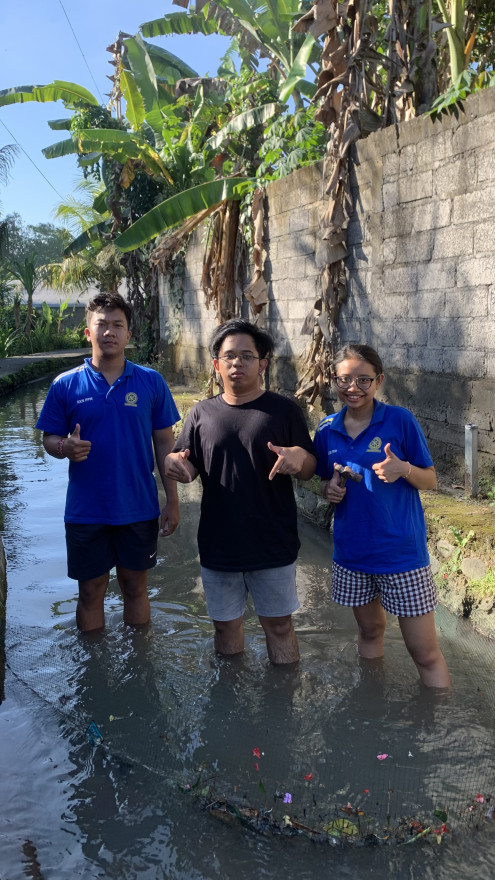 Pemasangan Jaring Sampah di Sungai Yeh Apuh oleh Mahasiswa KKN-PPM Universitas Udayana