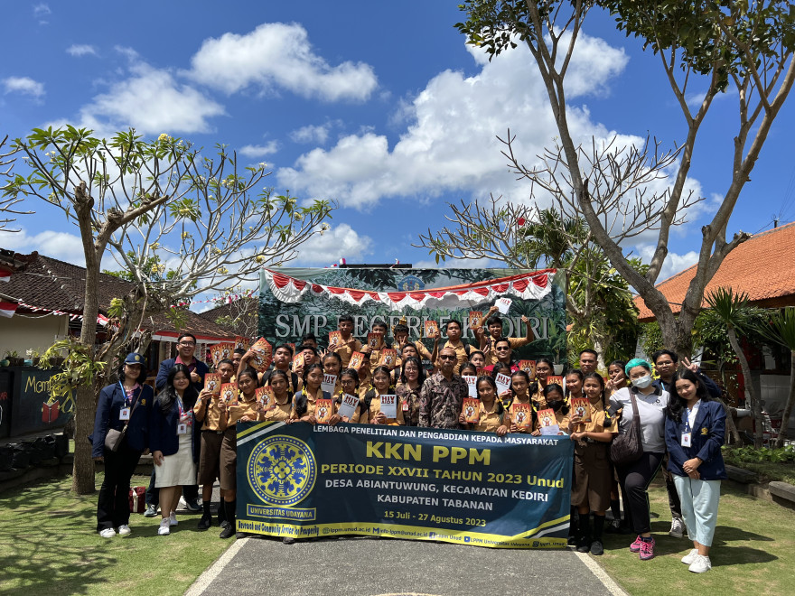 Sosialisasi Pencegahan HIV/AIDS dan Pemeriksaan Kesehatan Oleh Mahasiswa KKN-PPM Universitas Udayana Bersama Yayasan Bali Bersih dan Anak-Anak Bali di SMP Negeri 5 Kediri